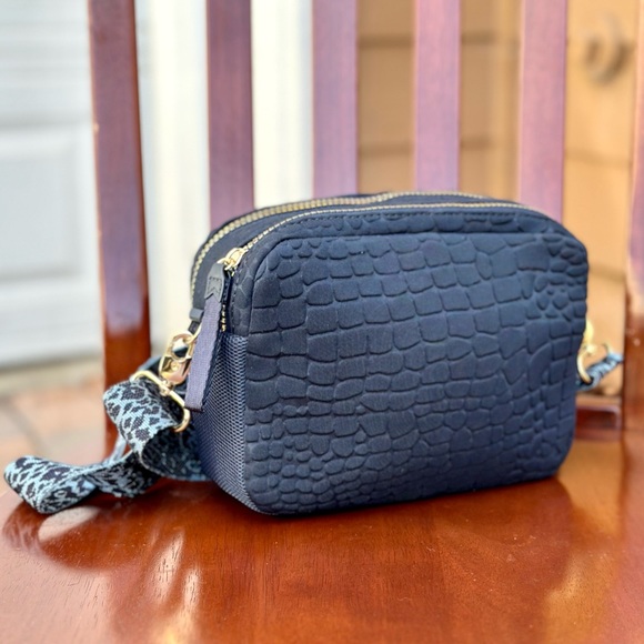 Stella & Dot Crush it Camera Bag - Dark Blue - Picture 10 of 15